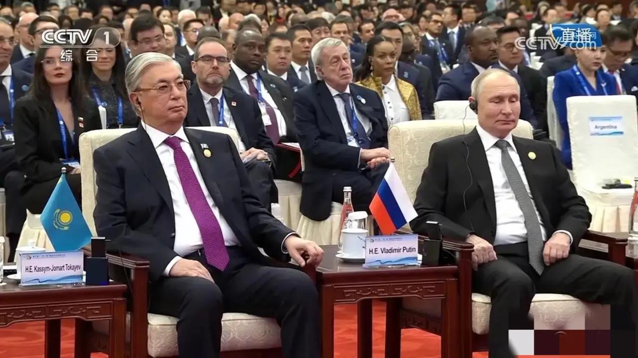就这样坐在世界各国的面前，就这样被我们高规格接待，就这样与国际社会众多领导人友好