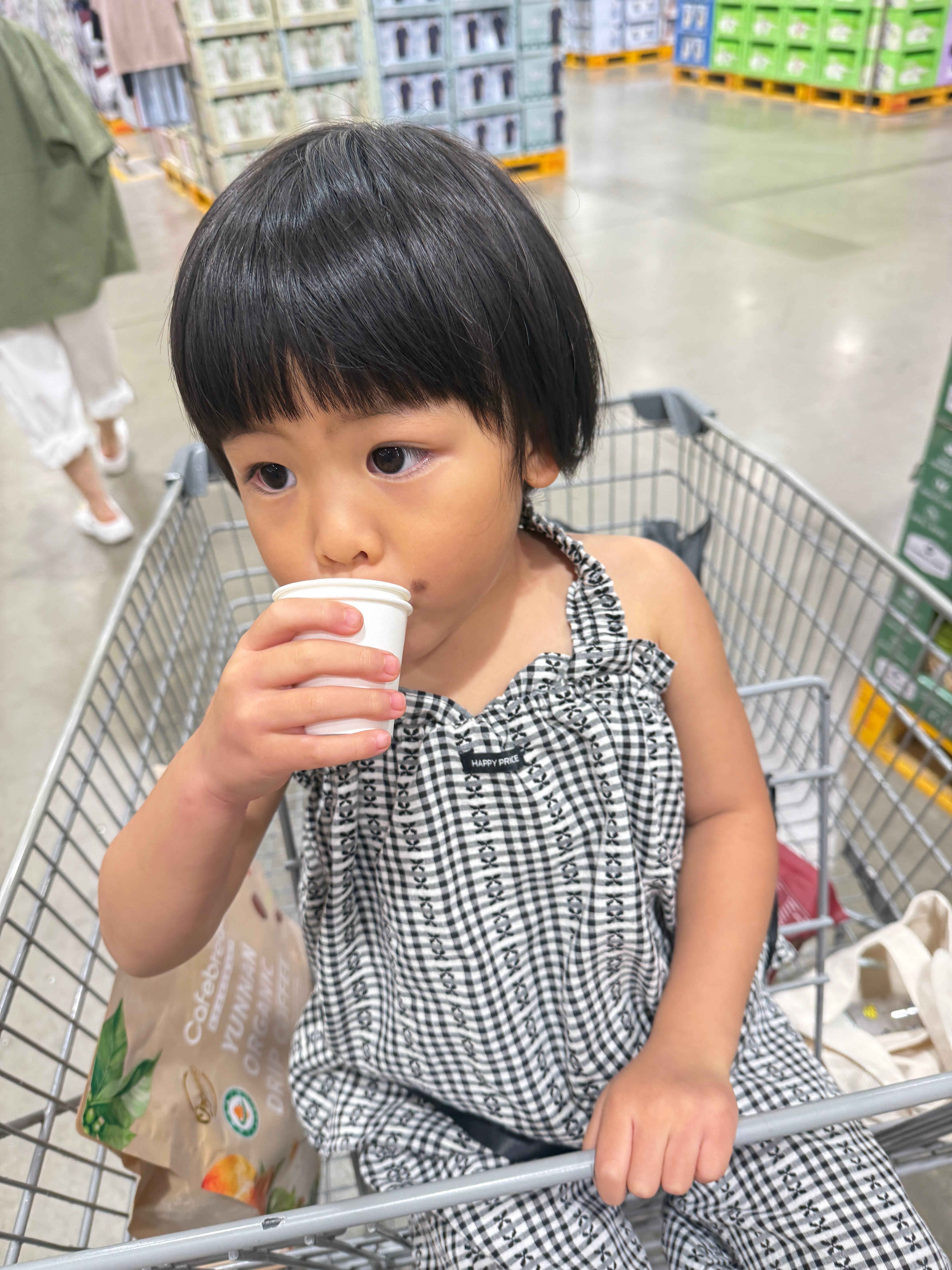 在家让她喝点奶比登天还难来山姆免费奶连喝四杯（但如果我把这奶买回家她就不喝了）