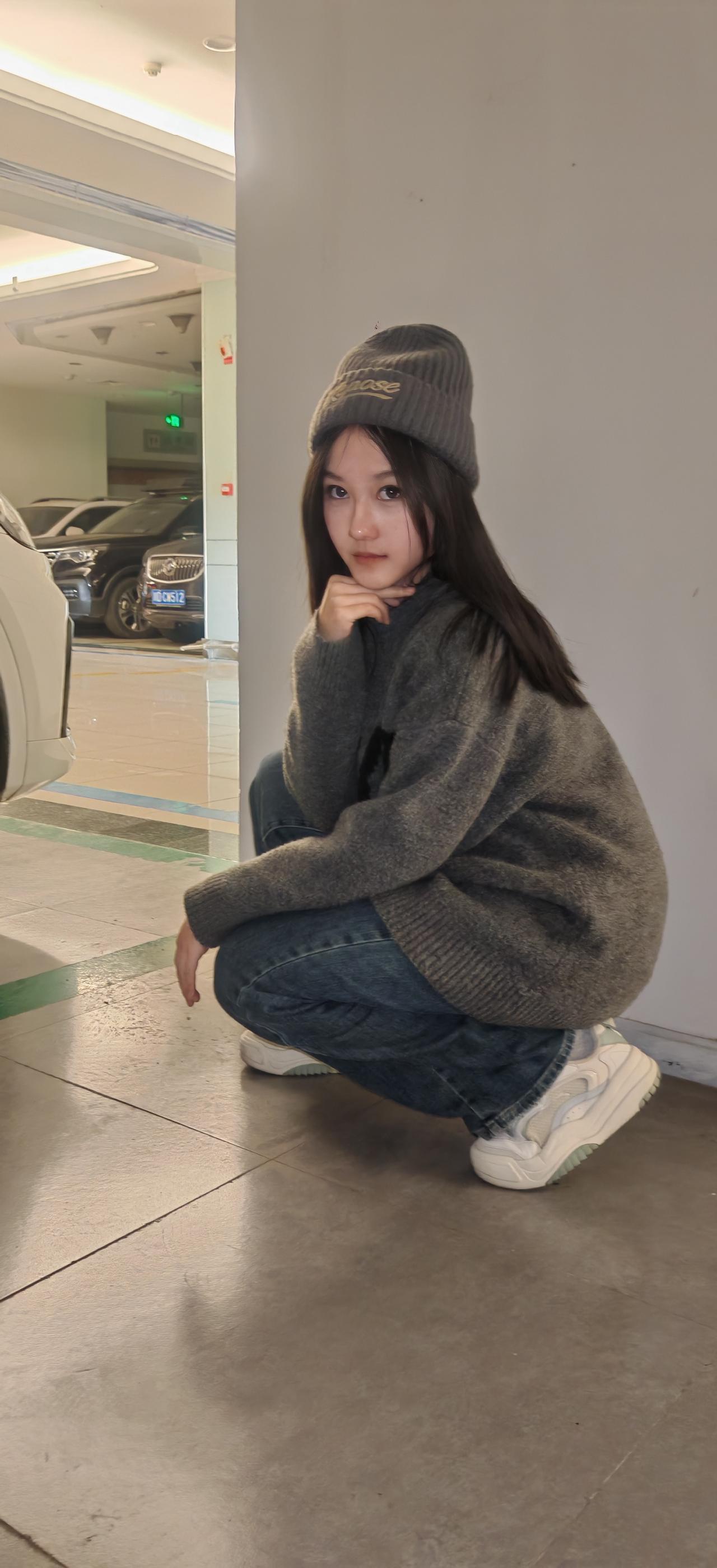 我们公司的小张，最近闹了个大乌龙。

他是个热心肠，和女同事小雪关系特好，俩人经