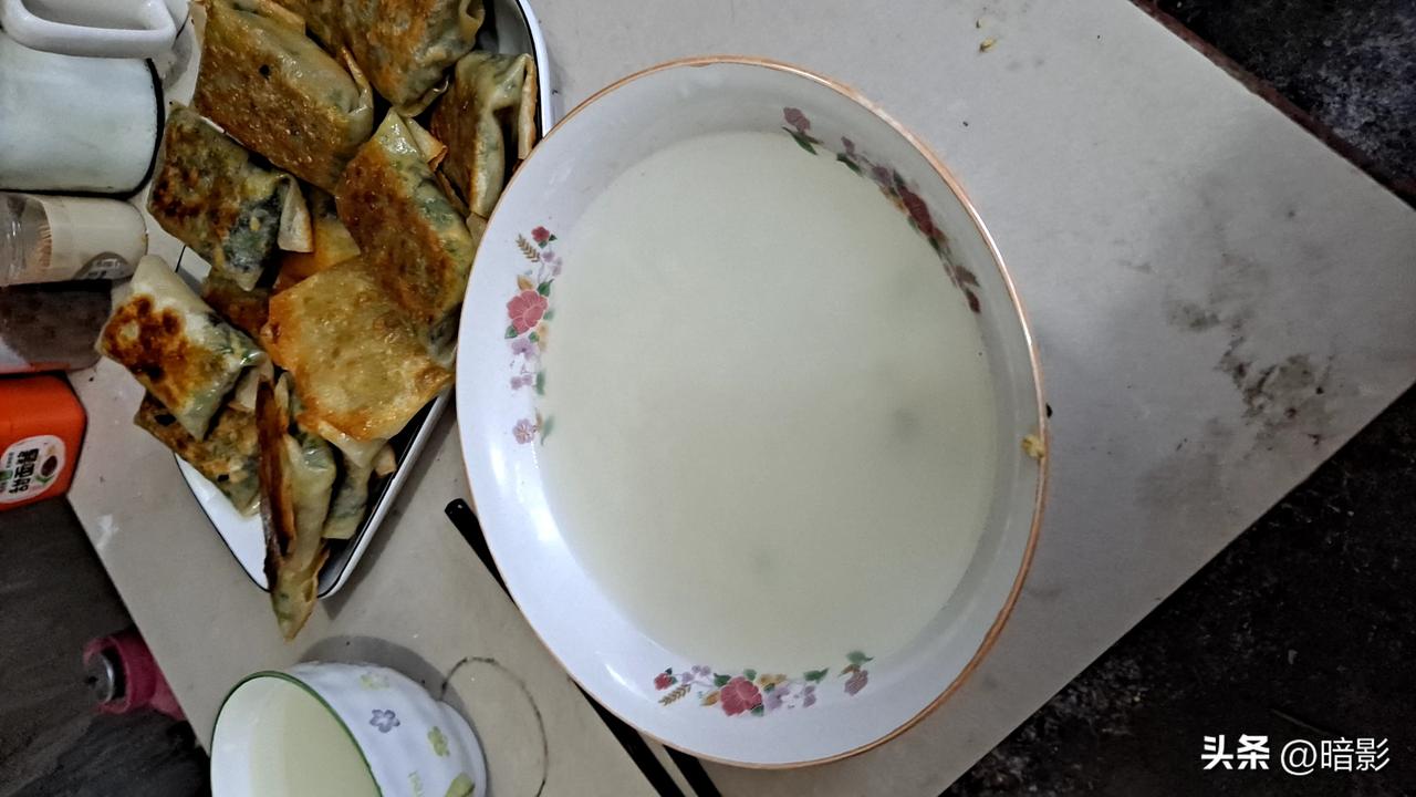 今天早上，又下雨了，真好！七点左右老婆在厨房里喊我吃饭，我赶紧到厨房里，坐下之后