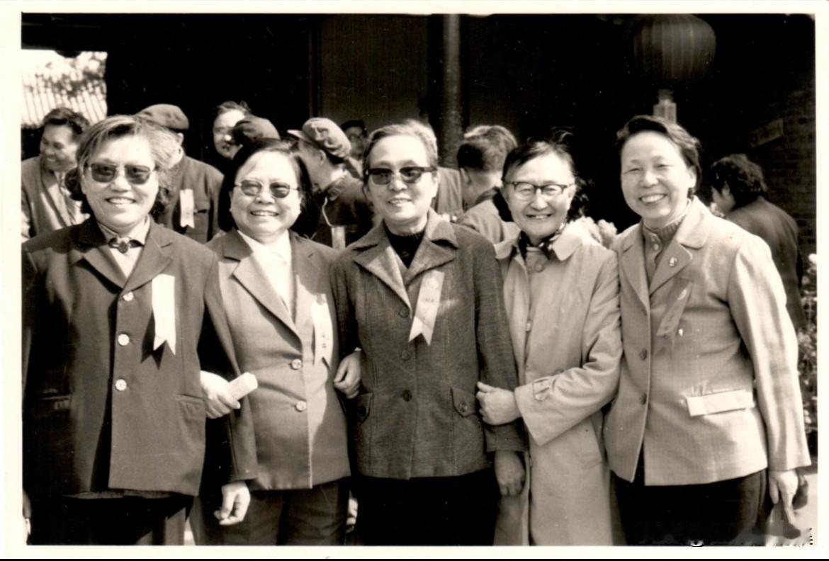 1986年4月，清华大学迎来建校75周年校庆，社会学系的校友们从全国各地重返母校