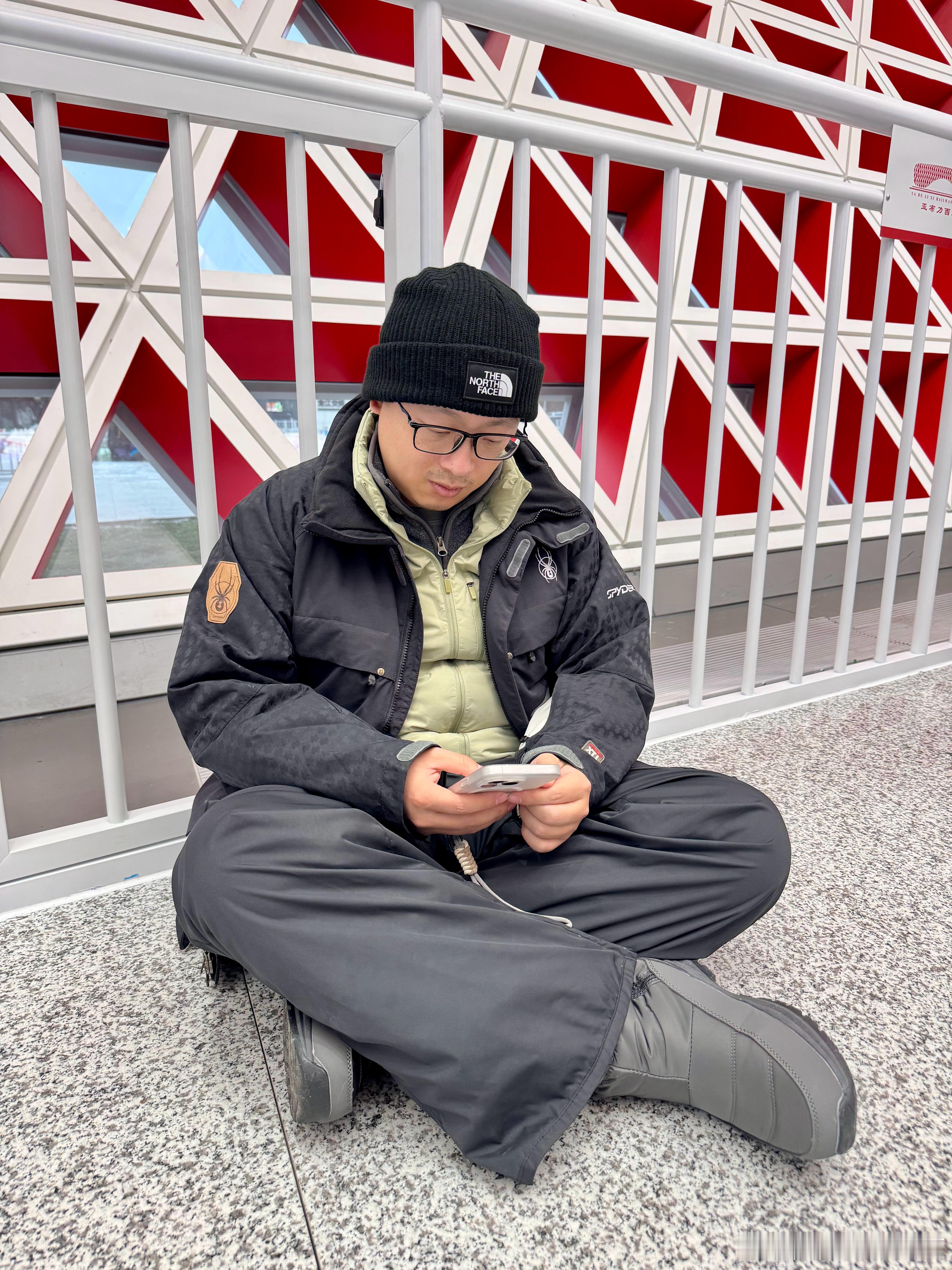 阿莫斯这套雪服快 20 年了至少也有 18 年了吧出门前我说你没雪服平时也不滑就