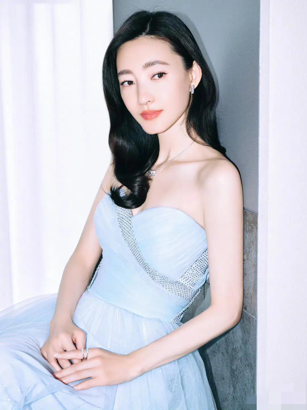 8月7日，王丽坤突然冲上了热搜，起因是网传王丽坤与詹某结婚了，最近詹某的母亲表示
