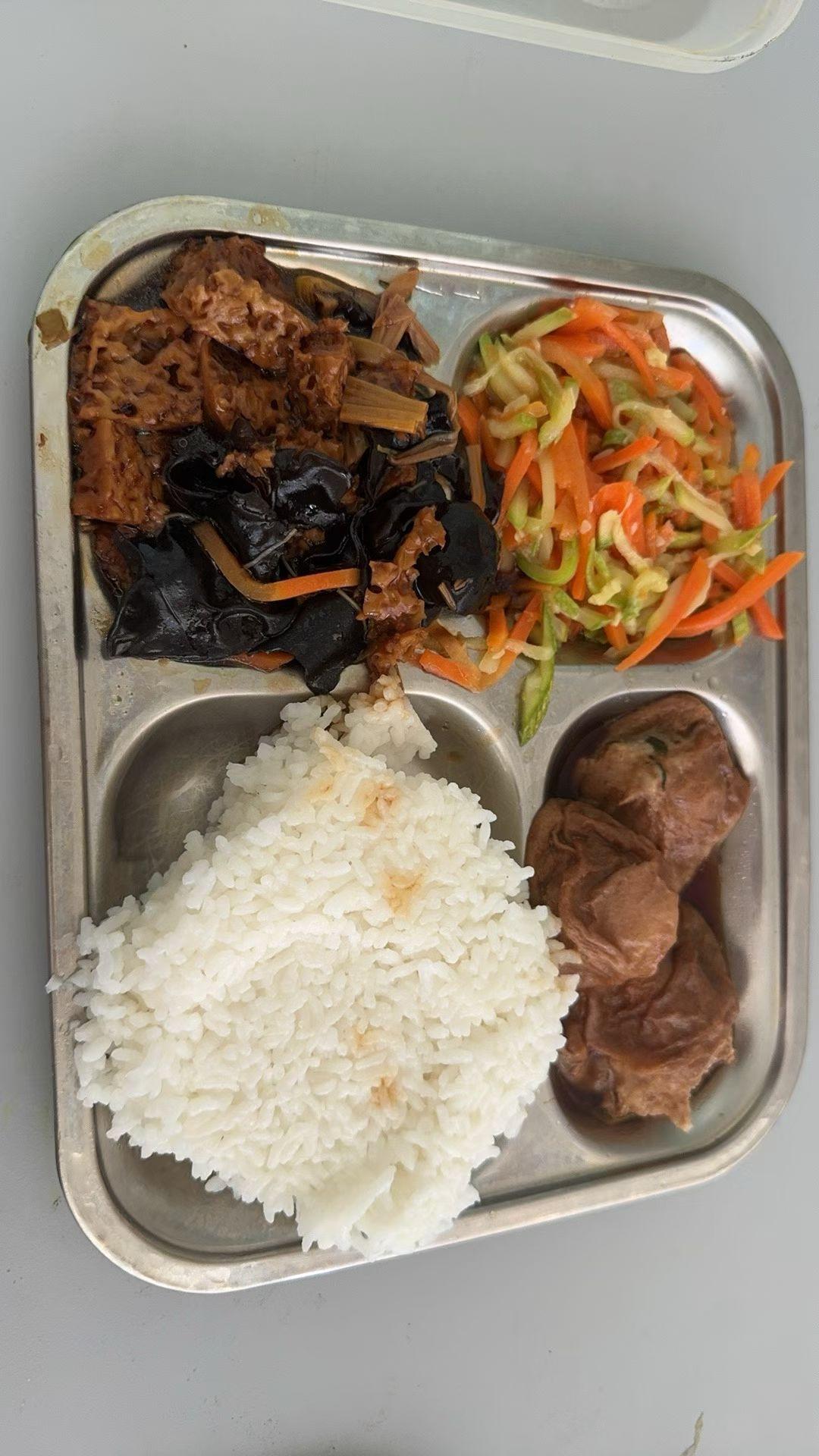 公司的食堂是承包给外面的，
公司负责提供场所，餐具以及煤气，
食堂城承包商负责人