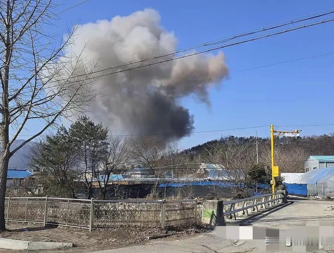 这绝对是师承美国。
3月6日，韩国空军闹出笑话，两架军机在京畿道附近演习时，居然