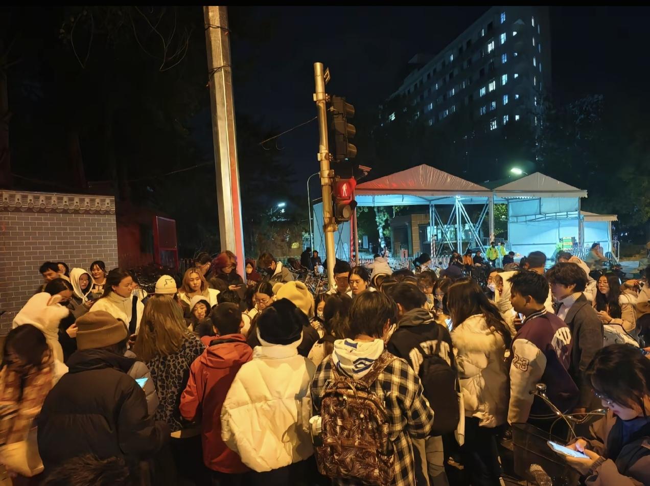 鹅腿阿姨“塌房”了，大家都说清华北大的学生怎么这么好忽悠，任是吃不出鹅腿和鸭腿的