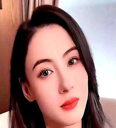 15年了，谢霆锋和张柏芝在新加坡球场的这次同框，比任何一部电影都真实。
镜头里，