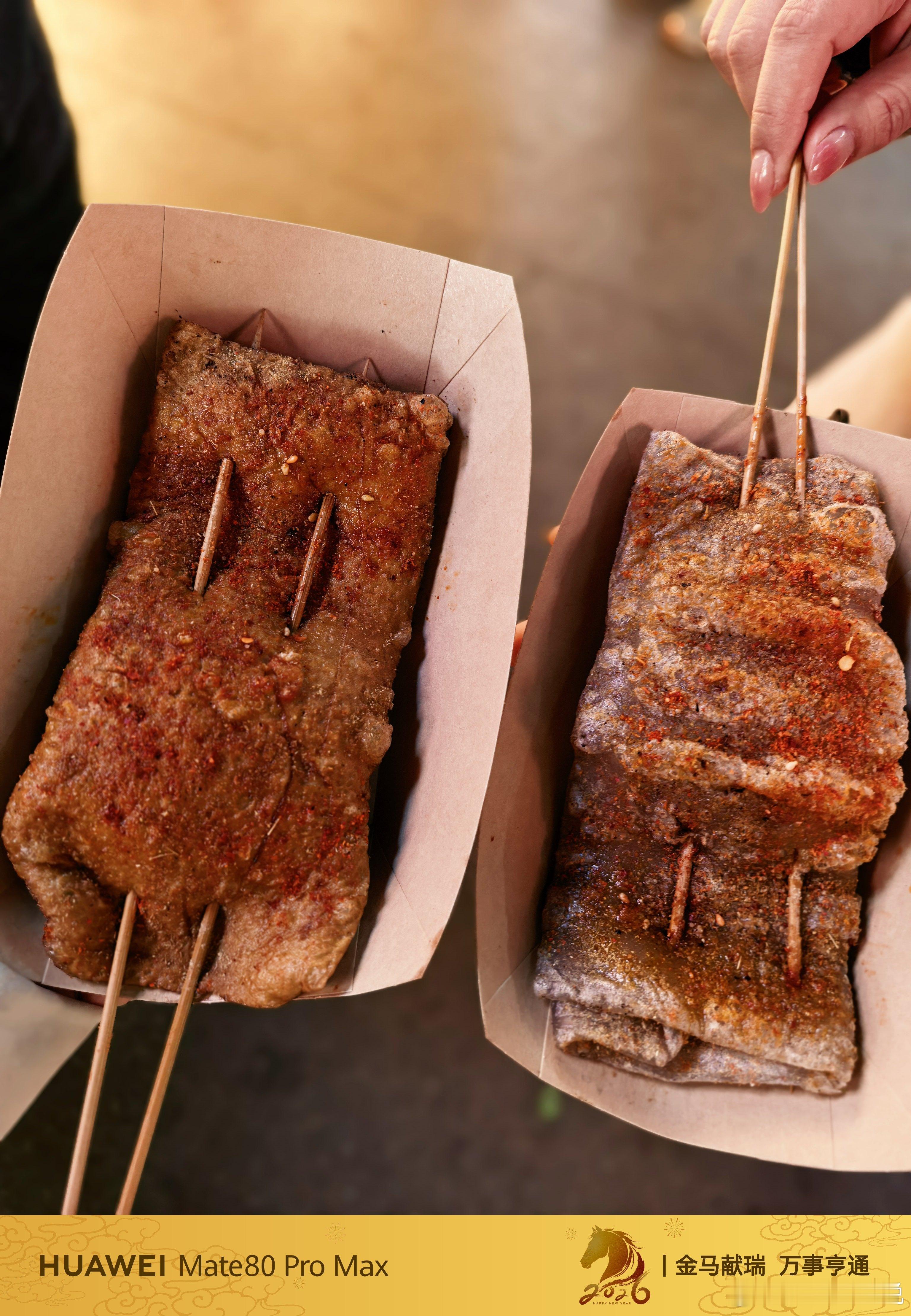 才说完就看到一家烤豆干的不过不是路边摊是商场外面美食街固定摊位打卡失败豆干也不是