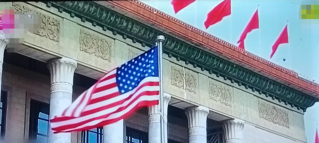 这张照片中，美国的国旗置在了人民大会堂广场上的一侧，这是出于我国作为这次国事访问