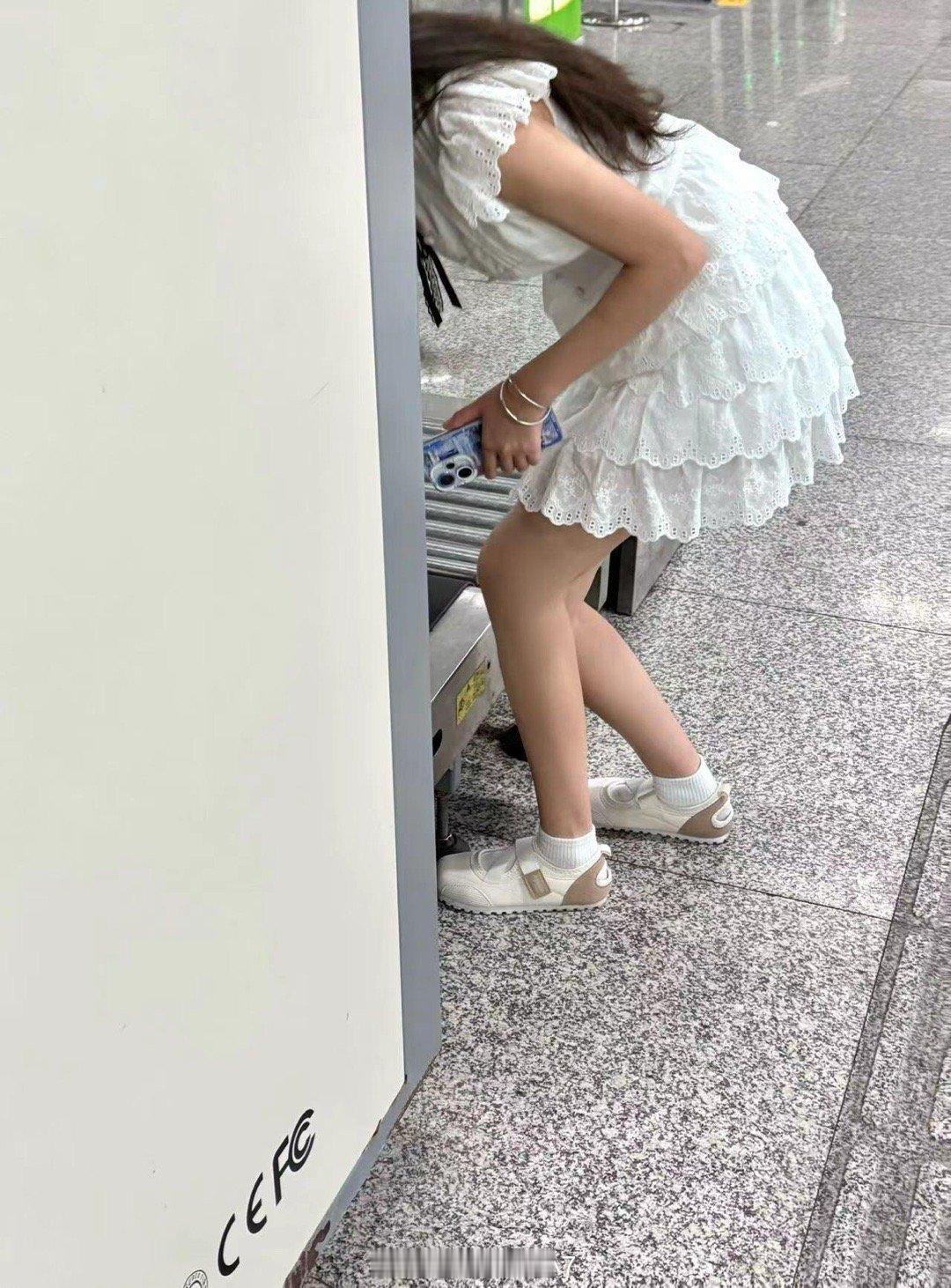 过安检看见的，我无语了……😅真对自己无语了…😅 过安检看中了前面小姐姐脚上穿