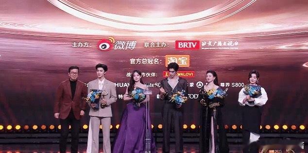 微博之夜内场陈哲远、李一桐、宋威龙、宋祖儿、章若楠领奖同台，第一眼看到谁 