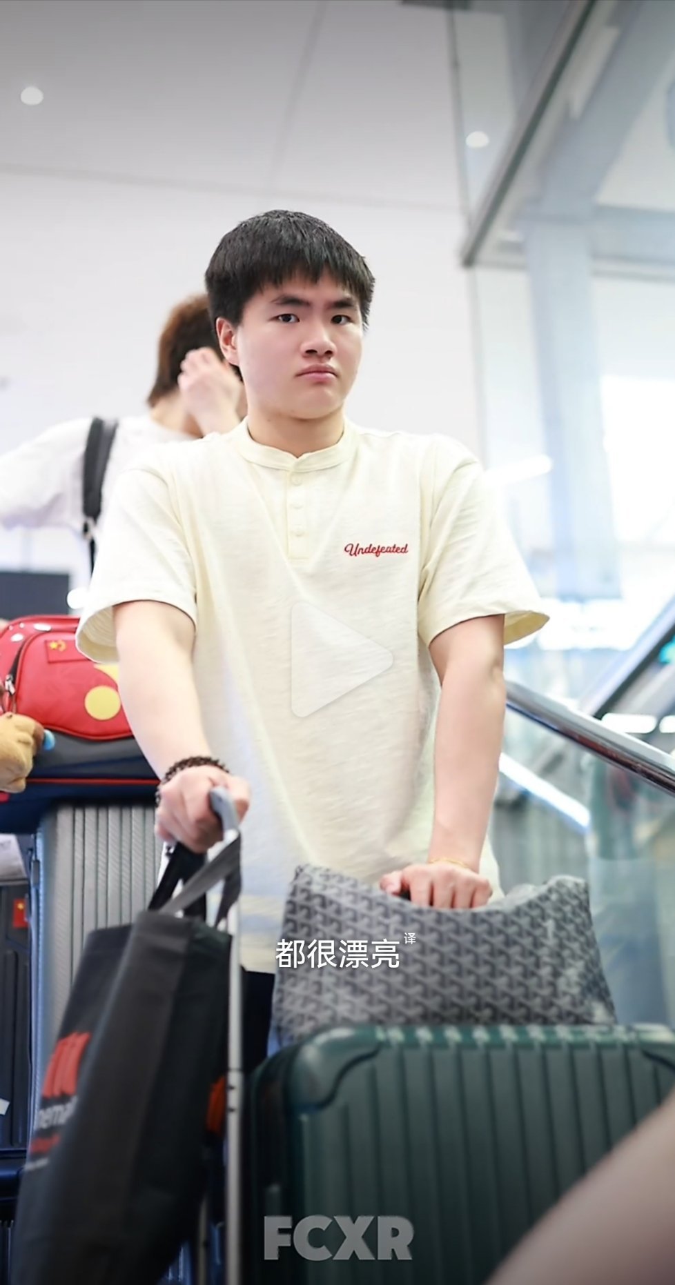 他委屈的看了我一眼 