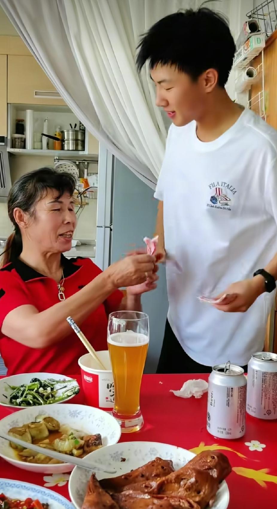 一家人正在吃饭时，男孩突然拿出一大叠钞票来，接下来的一幕，让人直呼感动了。

湖