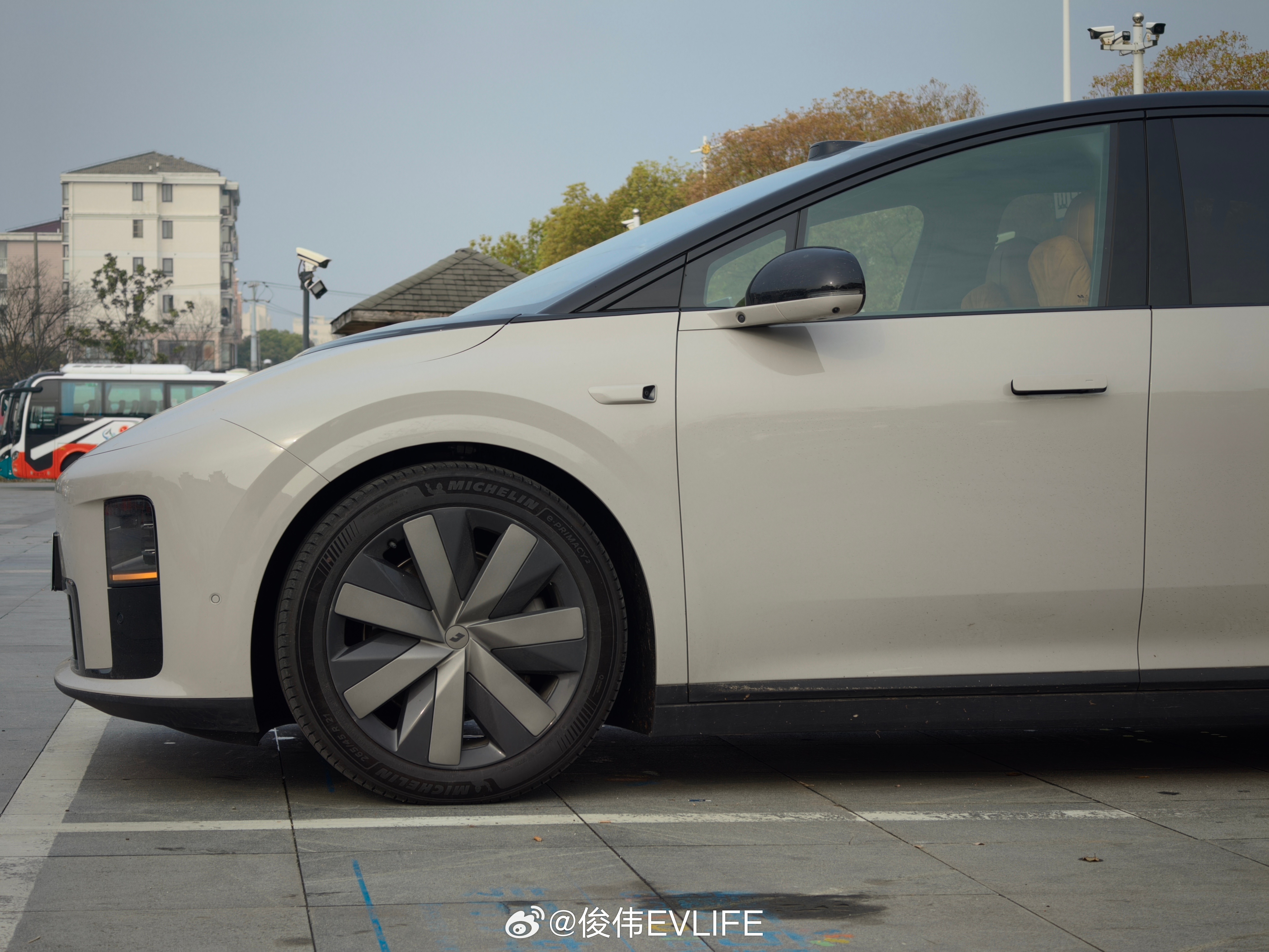 理想i8开了一周，城区智驾和周末短途补能这两个场景最值得一说。城区智驾：让我家那