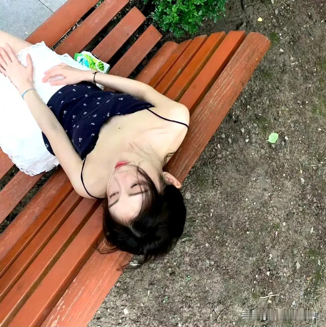 鞠婧祎又晒自拍啦，这次小表情简直绝了！
照片里她穿着黑色碎花吊带裙，搭配高马尾和