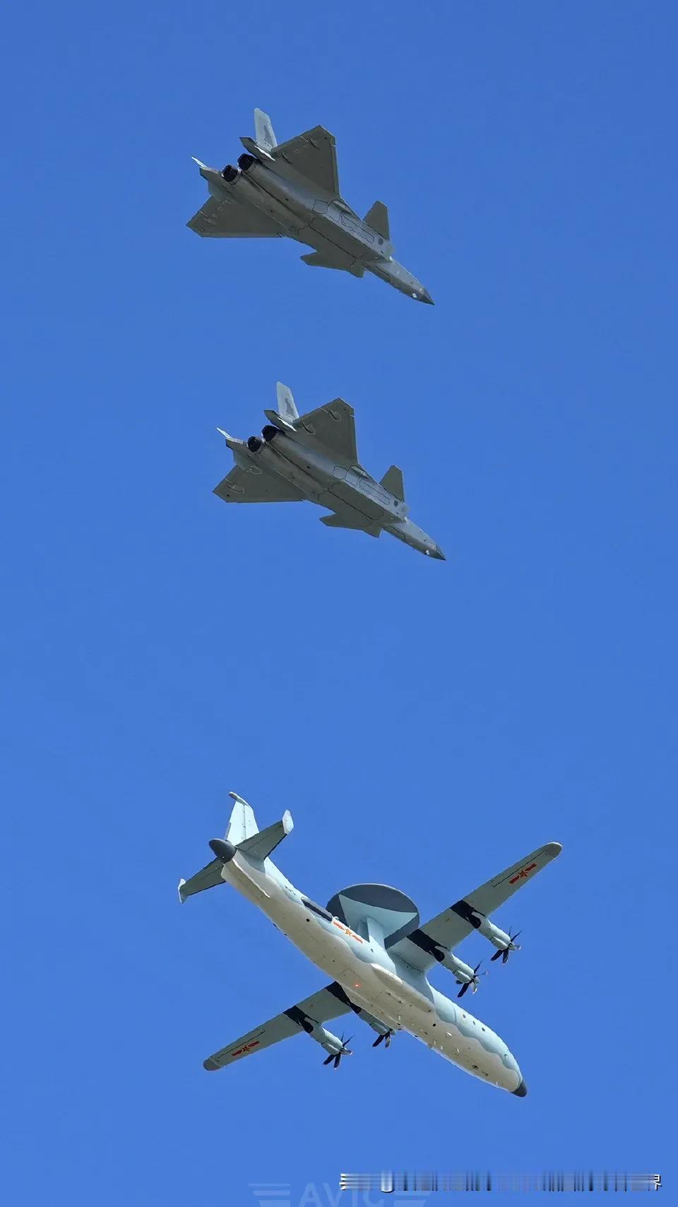 转发分享一组官网公布的中国空军一架先进的空警-500预警机与两架歼-20“威龙”