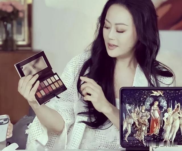 她曾被骂“败家女”，却靠自己翻身，62岁活成另一种模样。
章小蕙今年62了。最近