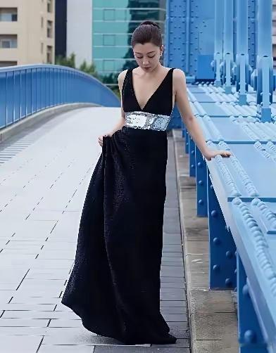 殷桃此次超大胆，黑色深V裙加身，性感魅力全开，迷人风情似潮涌，氛围瞬间拉满，令人