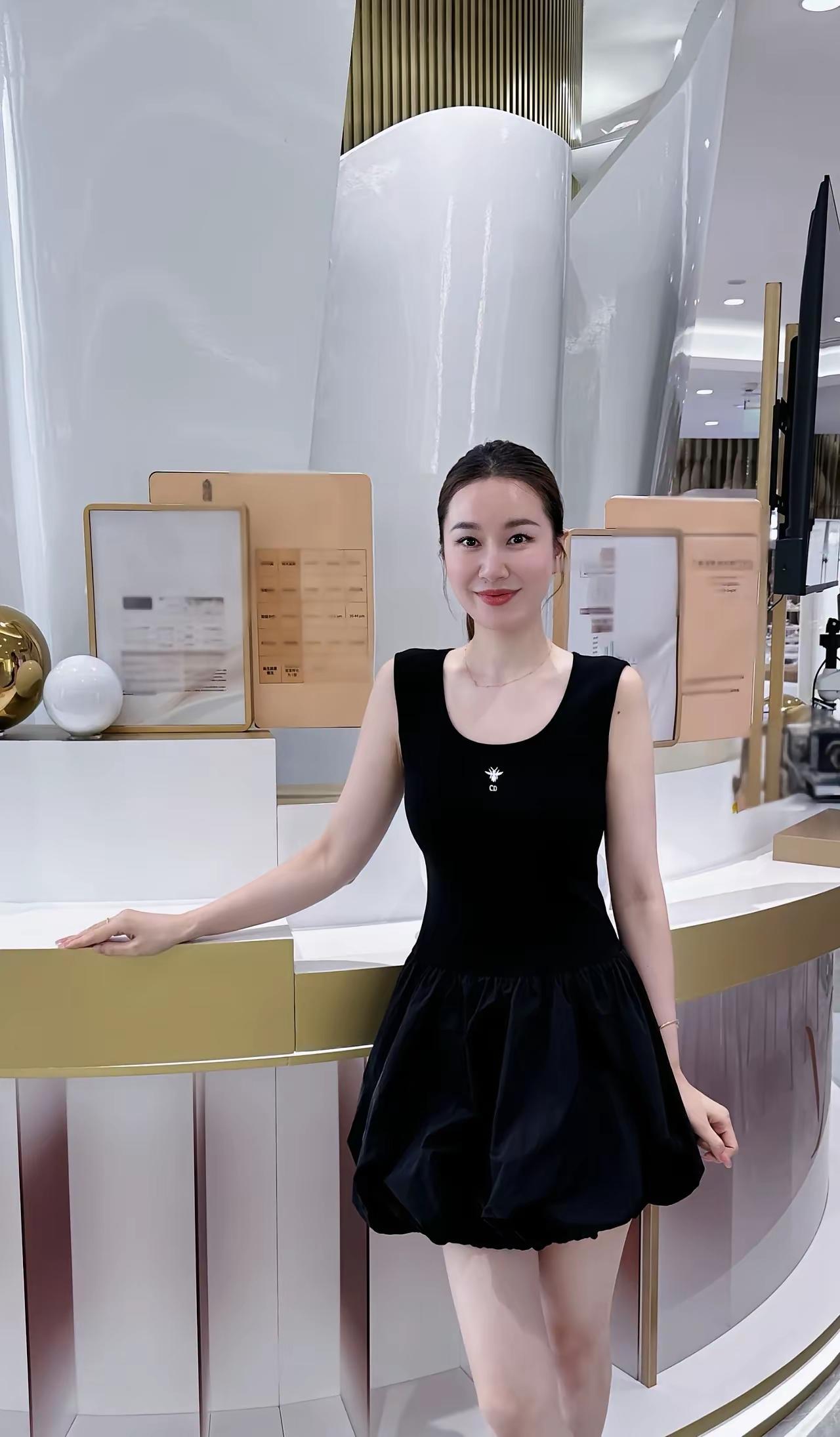 黑裙映金镜，笑语入画来。