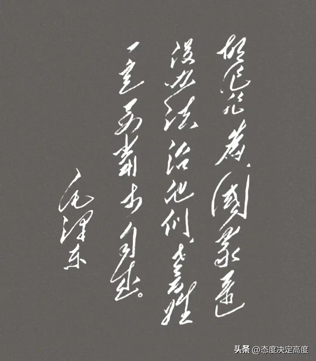 一篇好的书法作品总能吸引不少人围观。他写起行书，笔尖转得飞快，像鱼游水里。有人好