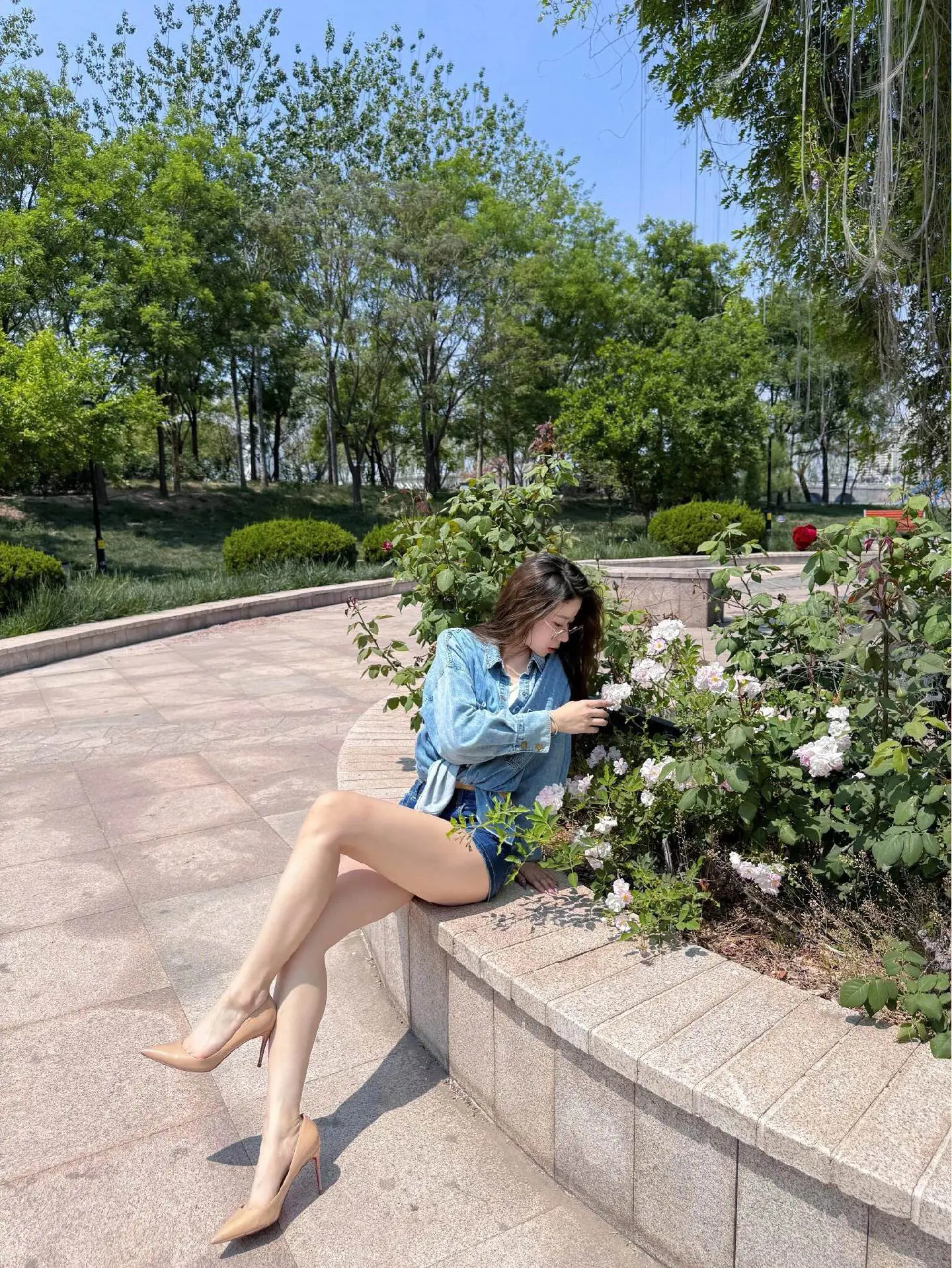 被一个忽冷忽热，什么都无视你，对你满不在乎的人来说，你会爱他多久，我看到这句话的时候突然沉默了，我不知道怎么去面对这句话，因为这句话句句扎心，最痛的就是这样一个不在乎你的人，你会爱他多久，感情中什么都不图的人最可怜，也输的最惨，在一起的时候用尽了自己所有的好去对待他，到最后也没能得到他对你的偏爱，相反他把温柔体贴，嘘寒问暖都给了未曾相识的人，而对你除了嫌弃就是恶语相加，甚至吵架的时候都在说你无理取闹，从未觉得自己做的有多过分，也没从自己身上找到过错误，因为他不会觉得自己有错，错的永远是你，其实九十九步足矣证明我对你的爱了，我给自己留了一步尊严，等我喜欢你的那股子劲过了，也许什么都不再重要了，希望有一天，我有家回，有一盏灯是为我而留，有一个人是真的爱我。