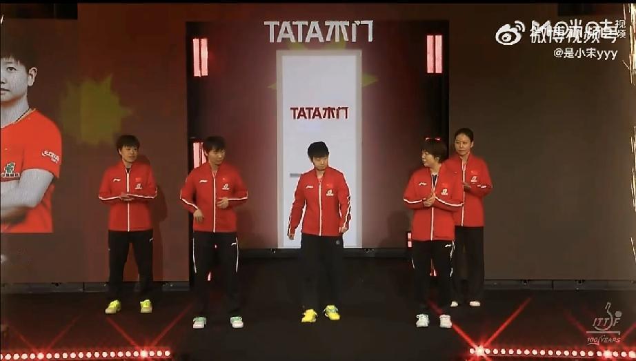 孙颖莎🇨🇳上场！
先上场的国乒四名队友一起鼓掌欢迎孙颖莎[赞][笑哭]！
比