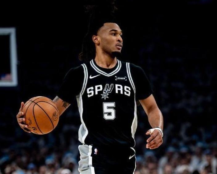 NBA西部决赛，雷霆对阵马刺的抢七大战中，比赛出现了奇葩的一幕。今天正好是马刺球