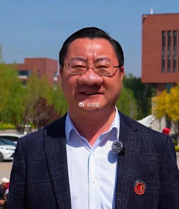 北大校友会副会长这鼻子大离谱 