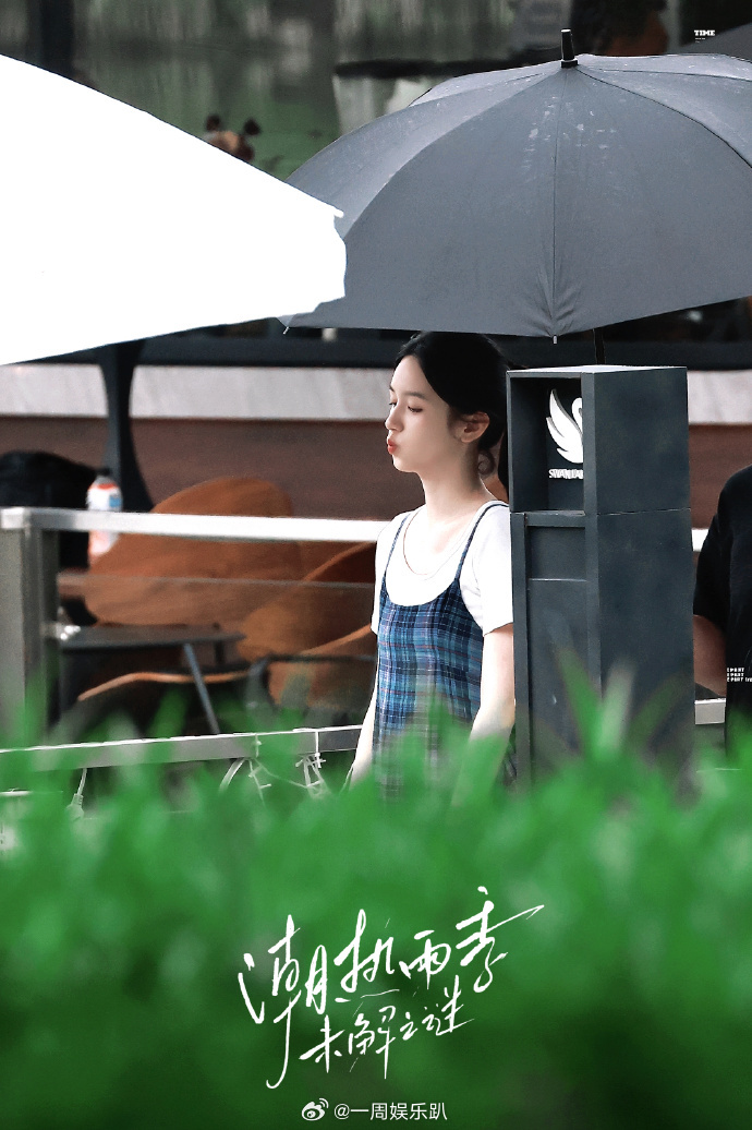 娱乐周也林诗兰像从雨雾里走出来的周也诠释创伤少女林诗兰周也把林诗兰身上那种脆弱阴
