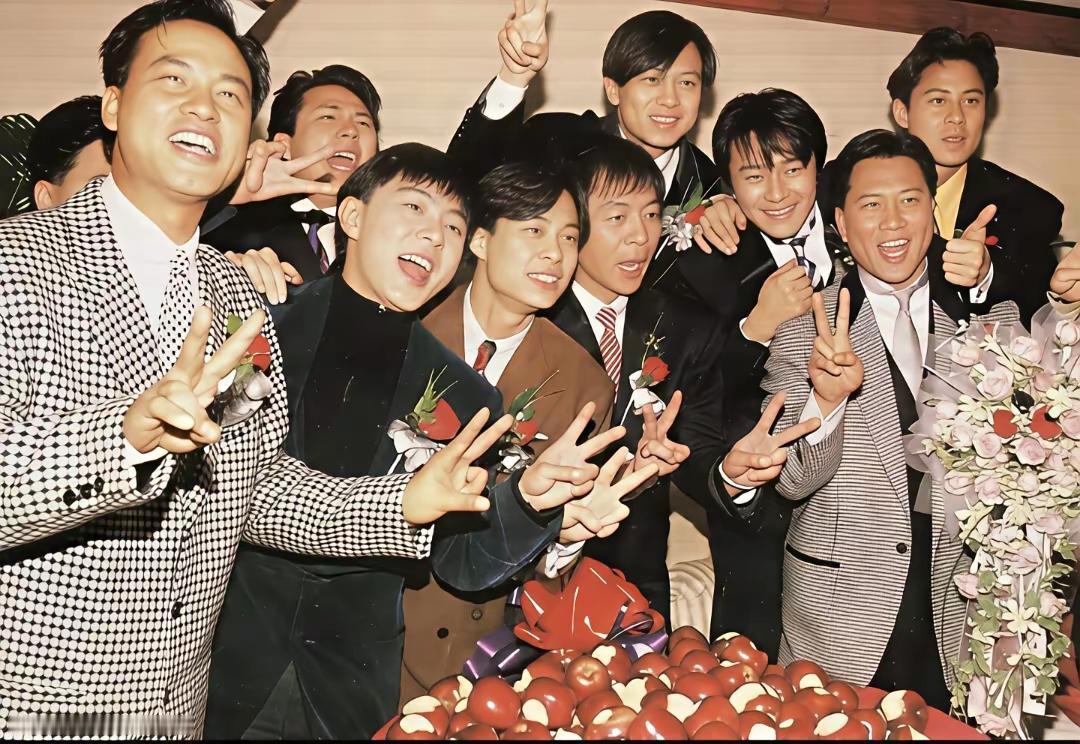 万梓良和恬妮当时的这场婚礼可真的是太轰动了，光伴郎都出动了好几个，都是当时大火的