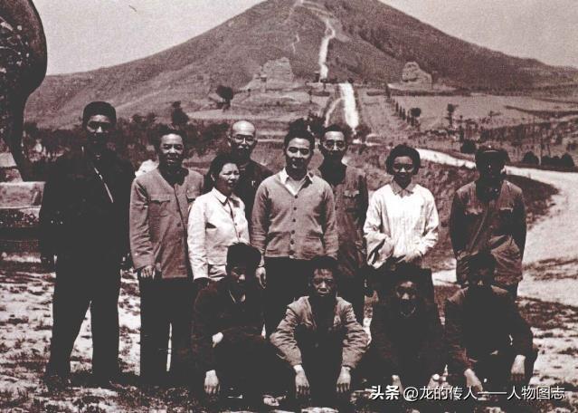 荣毅仁(左一)同工作组成员在乾陵前留影