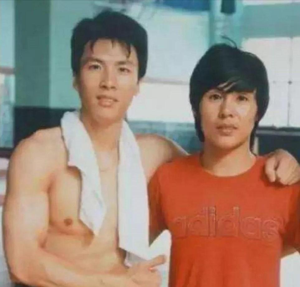 1990年， 甄子丹 的恩师 赵长军 在坐出租车时，被三个混混拦住，赵长军放话：