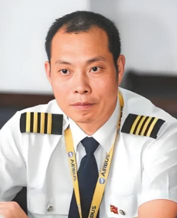 2018年，英雄机长刘传建拯救上百个生命，被川航奖励500万元，然而，她的妻子却