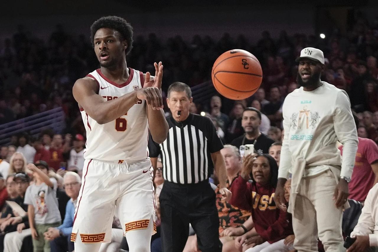 大家期待的父子同台终于宣告来了，布朗尼.詹姆斯被湖人用第二轮55号签位拿下[加油