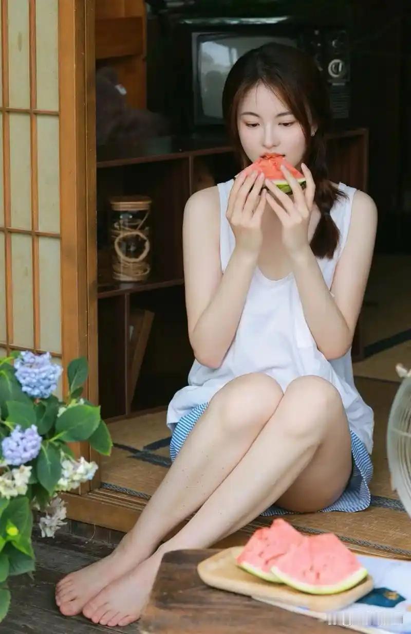 夏日清新下午茶时光，甜美少女与西瓜相伴

夏天的照片，最容易让人记住的并不是复杂