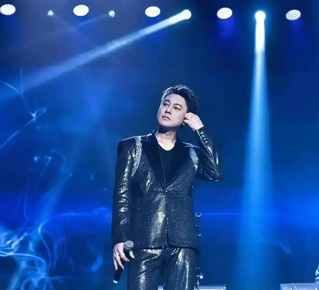 当偶像剧里的霸总还在壁咚时  
他靠一盒凤梨酥单月卖出5000万  
凌晨三点，