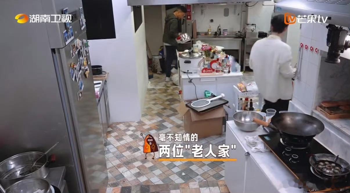 黄晓明孤独大家长大家在火锅局，黄晓明独自坐在另一张桌子边上，像极了“孤独的大家长