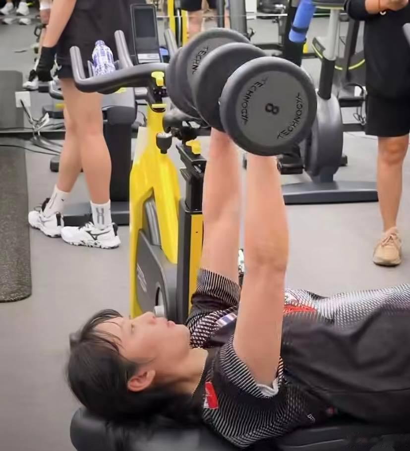 国际排坛动态2026世界女排联赛泰国女排在南京练力量……明天15:00，泰女首战