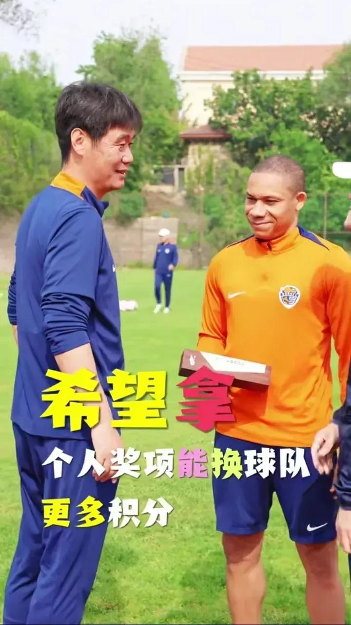 成都蓉城 赶快让席尔瓦回来帮青岛海牛一把吧

席尔瓦是我们青岛海牛去年的球员，人