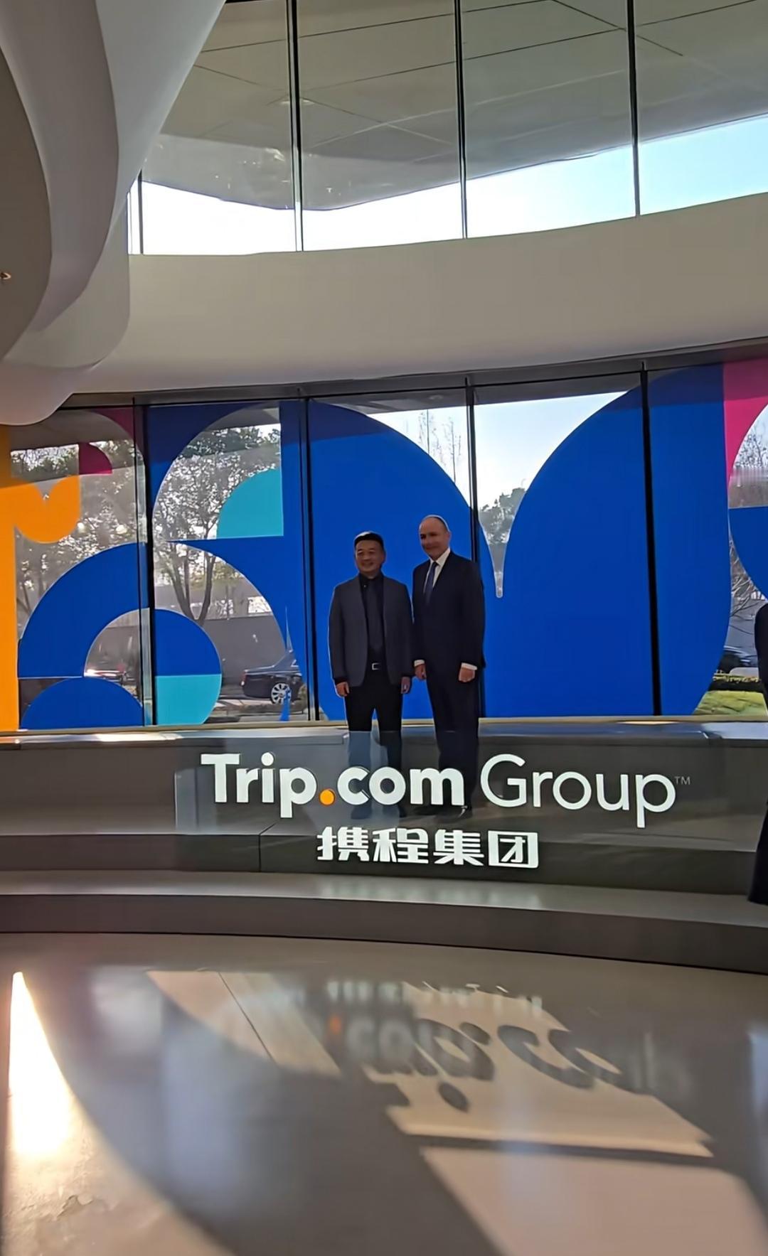 1月8日，上海有个“高个子访客”挺引人注目——爱尔兰总理米歇尔·马丁来携程参观了