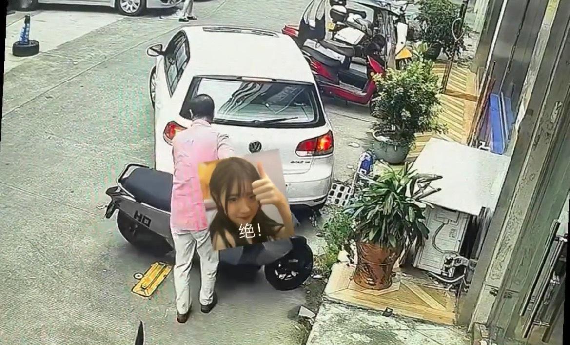 7月30日，网友反映：贵港一小车后退把电车撞摔倒在地上，有一大叔过去帮忙扶了起来