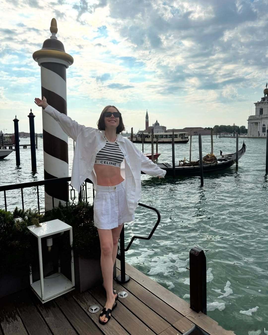 lily collins莉莉柯林斯分享更多在意大利威尼斯的私照，歇戏期间和闺蜜A