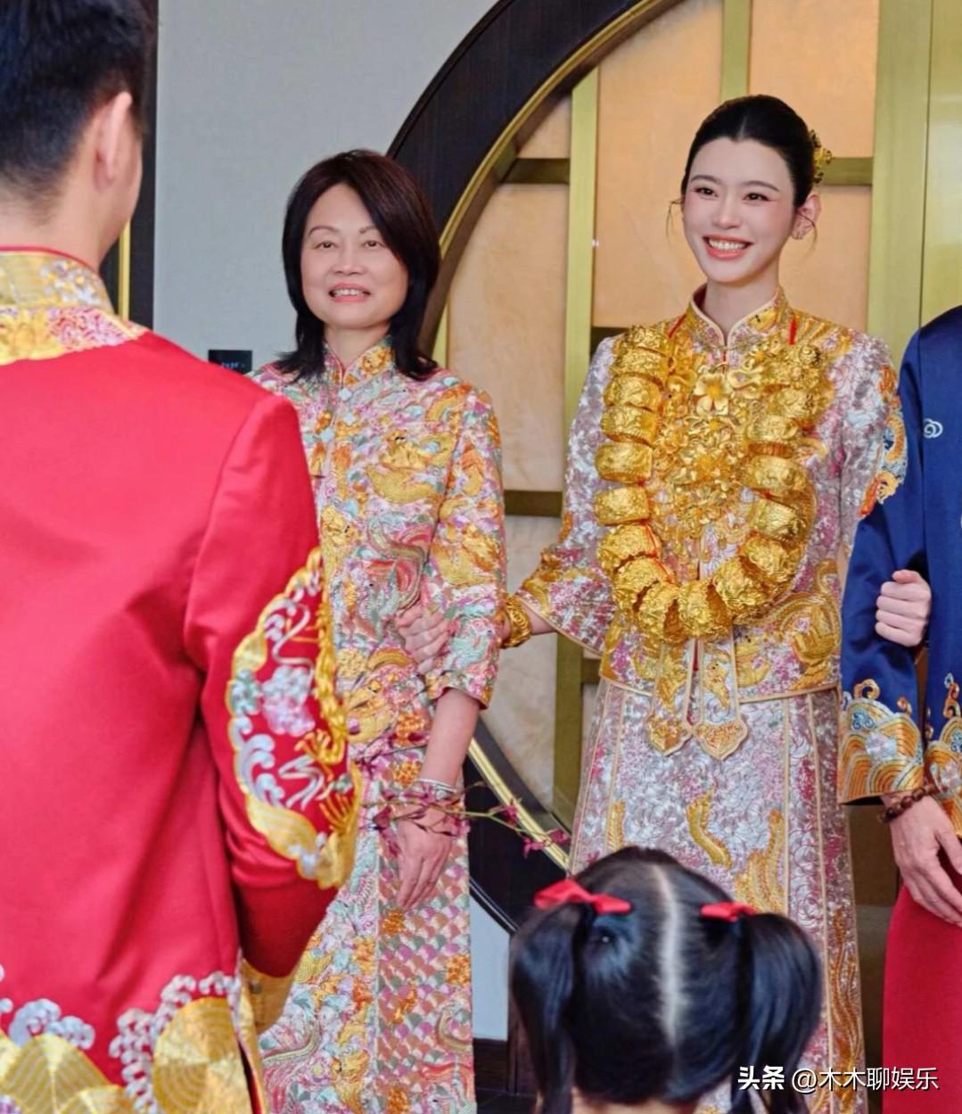 奚梦瑶晒出澳门婚礼答谢宴的中式婚服敬茶照，全身挂满22只实心黄金龙凤镯。果然，欲