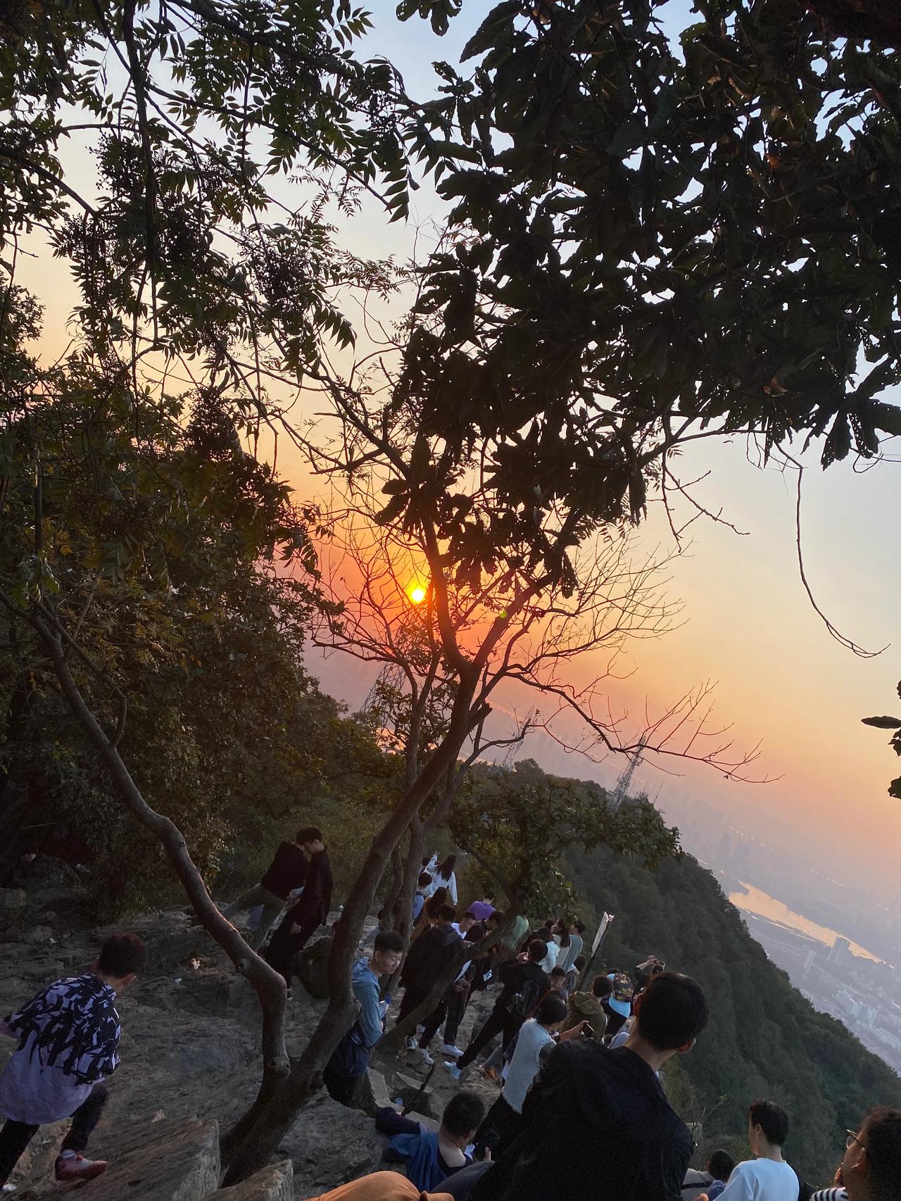重阳节有很多典故，以下是其中两个：
相传汉高祖刘邦的妃子戚夫人遭到吕后的谋害，其