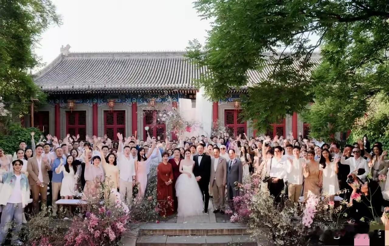 我不明白，汪小菲结个婚却遭这么多无脑粉丝口诛笔伐，SB吧！
大S挂了，跟汪小菲有