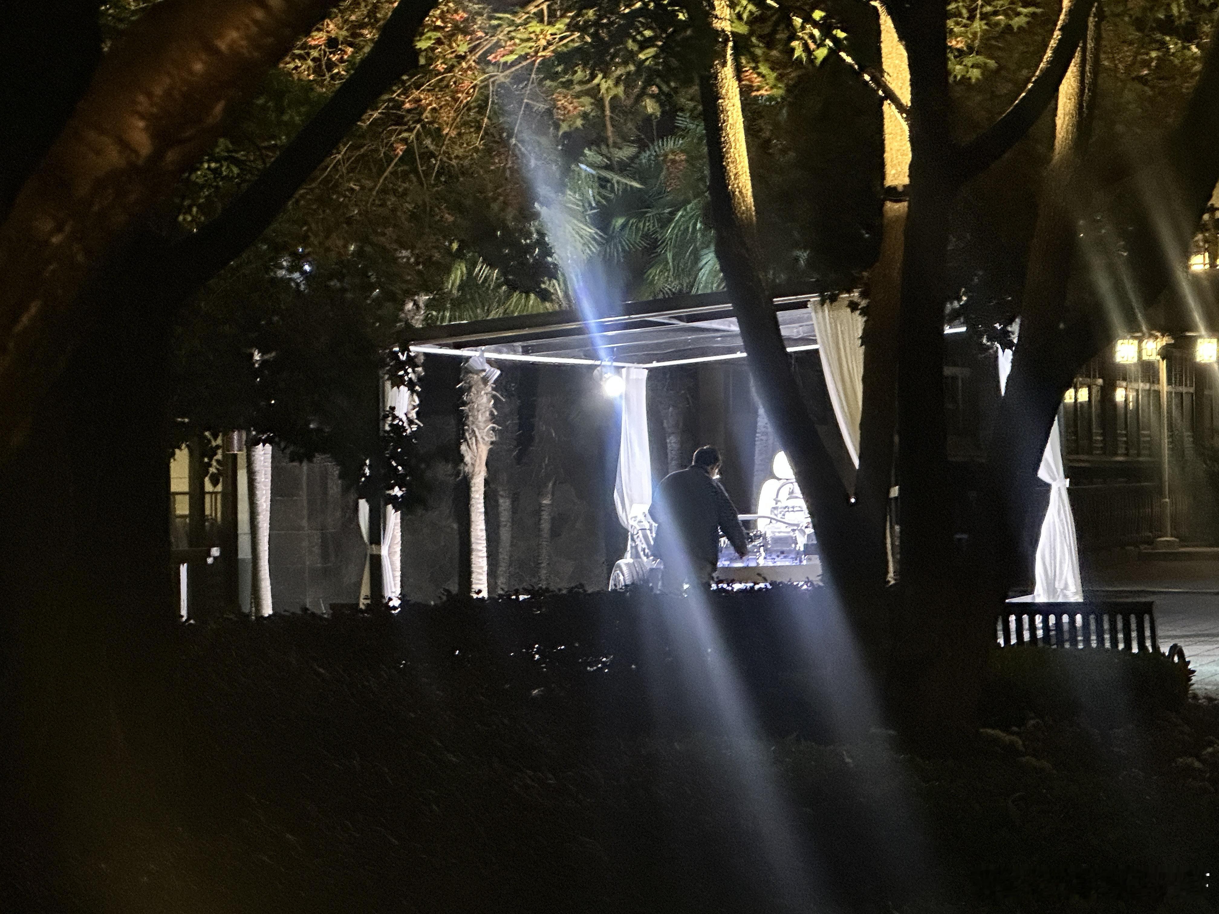小鹏GX的切割车夜晚还有媒体在拍摄等我深度解读一下它的内核吧新科技旗舰小鹏GX来