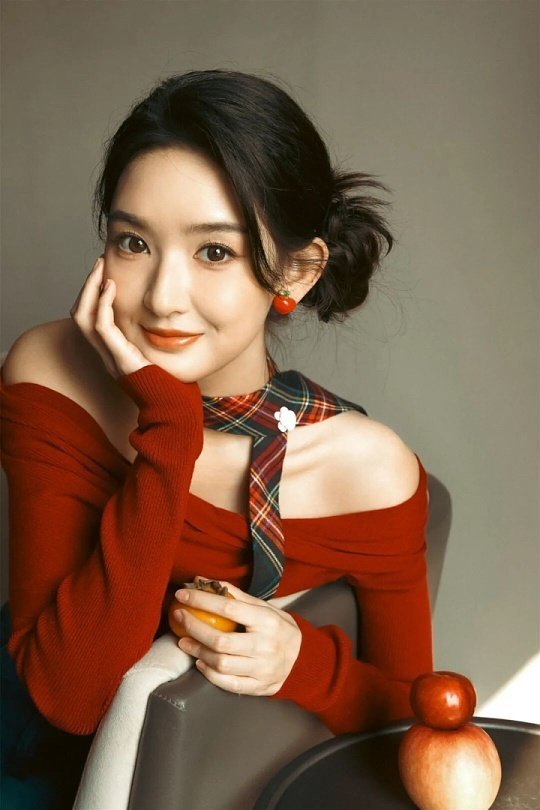 王玉雯这么红那么美王玉雯能一路人气高涨、圈粉无数，既离不开过硬的业务能力，更凭着