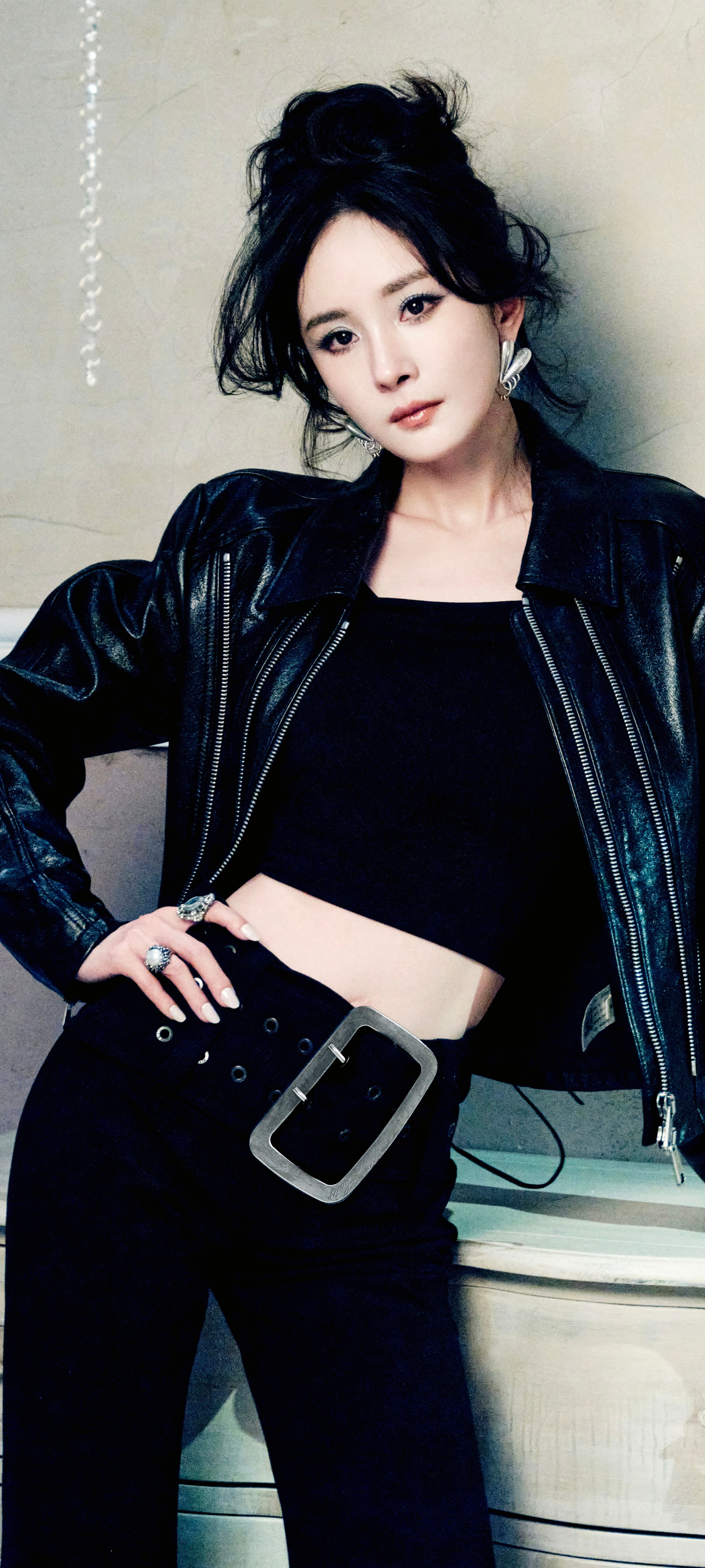 杨幂 不穿高级礼服，换上皮夹克，牛仔裤这样休闲装的杨幂依然明艳不可方物杨幂杨幂明