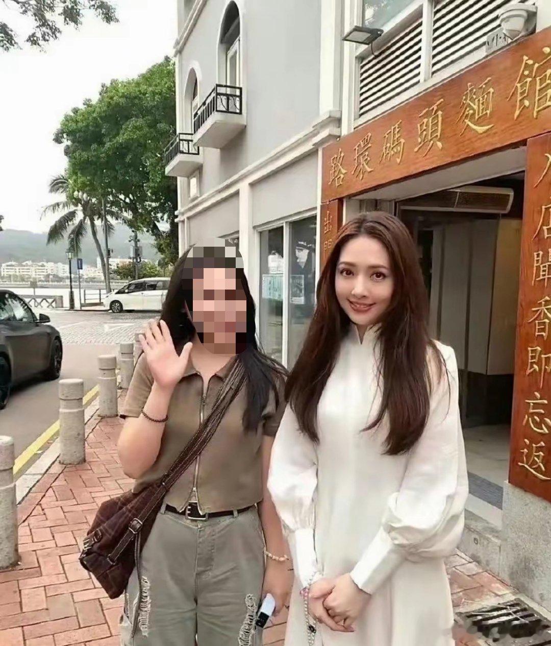 看了郭碧婷和素人拍照，眼睛超好看，灵动有神，气质出众！ ​​​