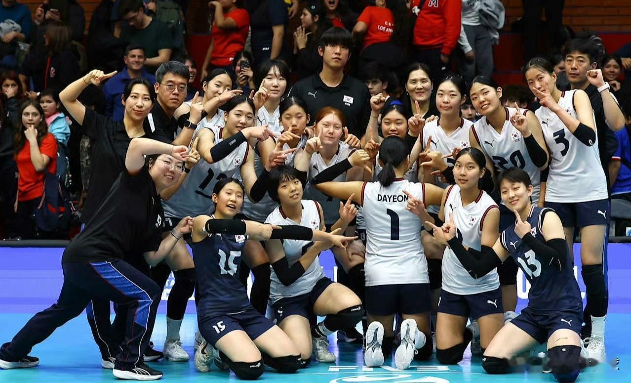 。

同组另一场比赛，中国台北3-0多米尼加队 ​​​。

墨西哥3-2（25-